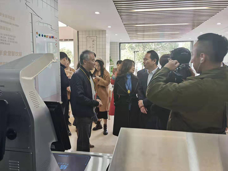 2019.11.19下城区区长和民政局领导来石桥街道景安社区食堂参观